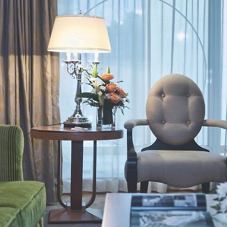 Wiseman Grand Hotel 多哈 外观 照片 A living room at the hotel