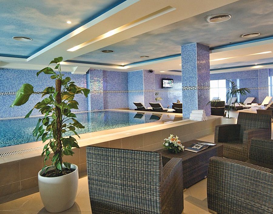 Wiseman Grand Hotel 多哈 外观 照片 The interior of the business lounge at the airport